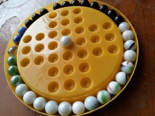 Menghitung menggunakan kelereng