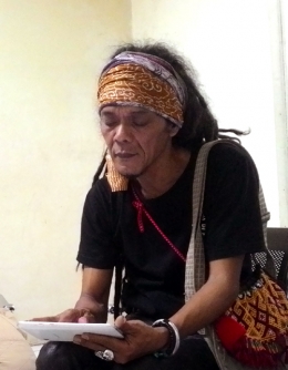 Gambar: Bahar Malaka – Pelukis eksentrik asal Cimahi yang ikut berpartisipasi memaqmerkan karyanya pada ajang Pasanggiri Jaipong di Cimahi Mall Kota Cimahi (Sumber: J. Haryadi)