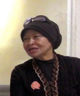 Gambar: Bunda Nur – Seorang Seniwati Senior Kota Cimahi yang datang Sebagai tamu kehormatan pada ajang Pasanggiri Jaipong di Cimahi Mall Kota Cimahi (Sumber: J. Haryadi)