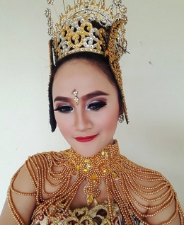 Gambar: Desta Riam Wijaya – Seorang penari profesional yang ikut tampil sebagai bintang tamu pada ajang Pasanggiri Jaipong di Cimahi Mall Kota Cimahi (Sumber: J. Haryadi)