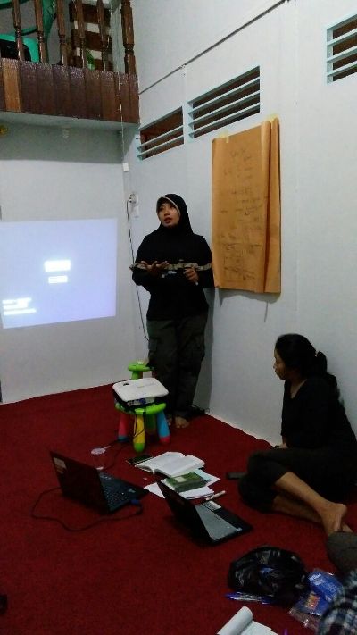 Dian Lestari Pemateri menjelaskan tentang pembuatan kampanye kepada peserta pelatihan beberapa waktu lalu di Pontianak. Foto dok. Yayasan Palung