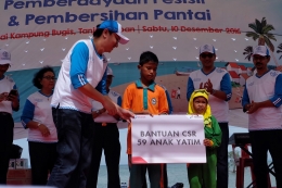 Direktur Keuangan PT Pertamina (Persero) Arief Budiman memberikan bantuan sosial kepada anak yatim piatu