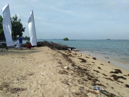 kondisi Pantai Kampung Bugis sebelum aksi Pertamina Bersihkan Pantai