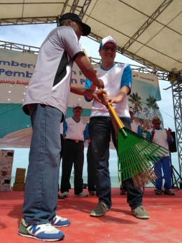 Penyerahan alat kebersihan sebagai simbol akan dimulai kegiatan Pertamina Bersih Pantai