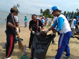 Warga kompak saling gotong royong membersihkan Pantai Kampung Bugis, Tanjunguban dari sampah