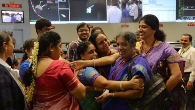 Photo kegembiraan staf ISRO setelah keberhasilan peluncuran satelit India Ke Mars menjadi sensasi dunia. Sumber: AFP