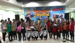 Gambar: Para peserta yang berhasil menjadi juara Pasanggiri Jaipong Rampak pada ajang Pasanggiri Jaipong di Cimahi Mall Kota Cimahi (Sumber: J. Haryadi)