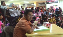 Gambar: Salah seorang juri yaitu Ace Iwan Suryawan,M. Hum - Dosen Departemen Seni Tari Fak. Pendidikan Seni dan Desain UPI Bandung (Sumber: J. Haryadi)