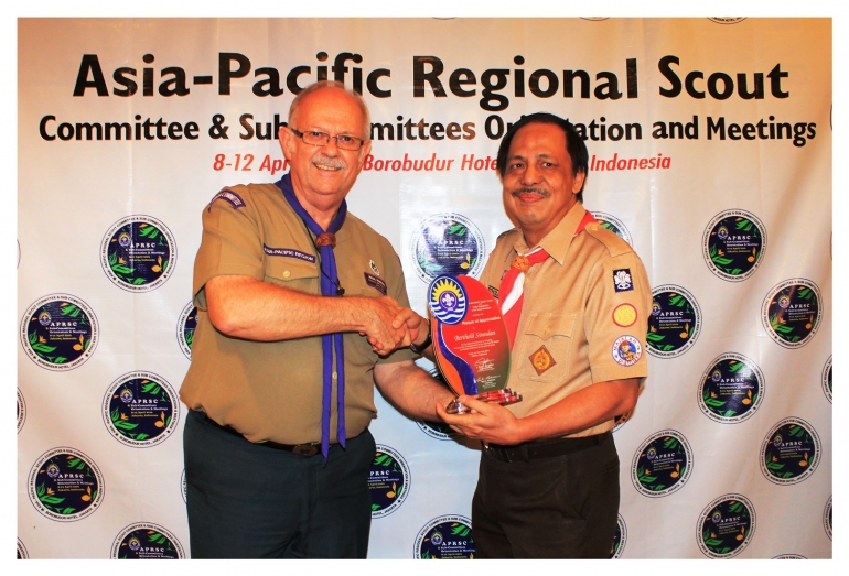 Saat menerima penghargaan 20 tahun sebagai Koresponden Kehormatan Kepanduan Asia-Pasifik dari Ketua Komite Kepanduan Asia-Pasifik, Paul Parkinson (kiri) di Jakarta, April 2016. (Foto: R. Andi Widjanarko, ISJ)