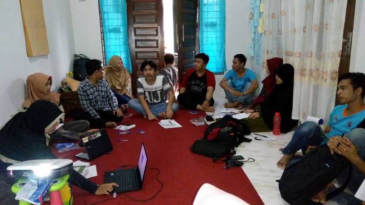 Peserta penerima beasiswa orangutan Kalimantan yang ikut hadir dalam pelatihan belajar pembuatan pesan kampanye beberapa waktu lalu di Pontianak. Foto dok Yayasan Palung