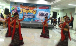 Gambar: Penampilan salah satu peserta Pasanggiri Jaipong Rampak pada ajang Pasanggiri Jaipong di Cimahi Mall Kota Cimahi (Sumber: J. Haryadi)