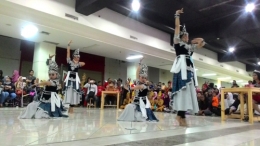Gambar: Penampilan peserta Pasanggiri Jaipong Rampak lainnya pada ajang Pasanggiri Jaipong di Cimahi Mall Kota Cimahi (Sumber: J. Haryadi)
