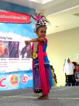 Gambar: Penampilan salah seorang peserta Pasanggiri Jaipong Tunggal pada ajang Pasanggiri Jaipong di Cimahi Mall Kota Cimahi (Sumber: J. Haryadi)