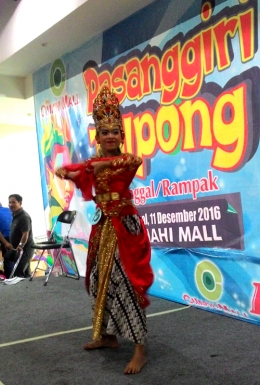 Gambar: Penampilan seorang peserta Pasanggiri Jaipong Tunggal lainnya pada ajang Pasanggiri Jaipong di Cimahi Mall Kota Cimahi (Sumber: J. Haryadi)