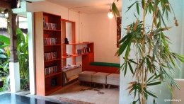 Ruang baca yang juga tempat menyimpan koleksi keping DVD, buku novel dan majalah / dap