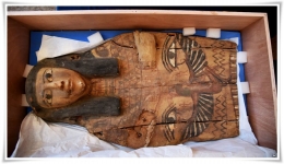 Tutup sarkofagus (peti jenazah) kuno yang dikembalikan Israel ke Mesir (Sumber: voaindonesia.com)