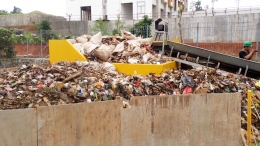 Deskripsi : Sampah yang menumpuk berasal dari sungai krukut I Sumber Foto : Andri M