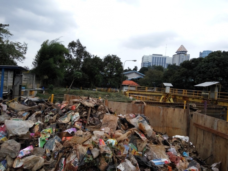 Tumpukan sampah yang diambil dari Kali Krukut mendapai 8-16 ton sehari. Mayoritas berasal dari limbah rumah tangga (dokpri)