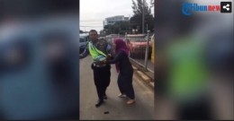 Cuplikan layar video saat pegawai MA, Dora Natalia mengamuk dan mencakar polisi yang akan menilang. Tribunnews.com
