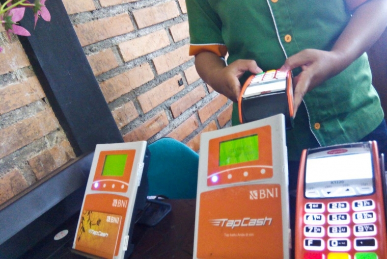 Kasir non-tunai melayani traksaksi pembayaran saya menggunakan uang elektronik BNI Tapcash (dok. pri).