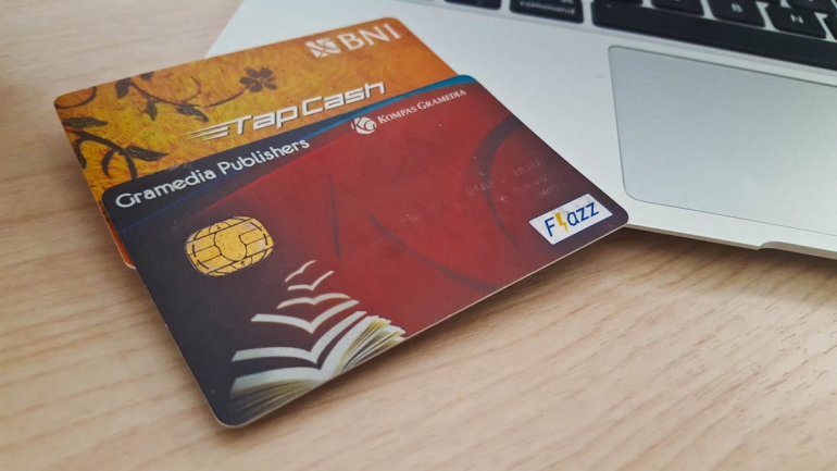 BNI Tapcash dan Gramedia Card-Flazz, dua kartu uang elektronik yang saya gunakan saat ini (dok. pri).
