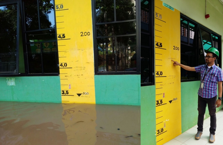 Bagian yang bercat kuning ini adalah flood control level di IPA Cilandak. Terdapat hampir disemua bangunan. Titik 0-nya berada di Kali Krukut. IPA Cilandak persis di samping Kali Krukut. Posisi instalasi ini lebih rendah dari posisi jalan raya TB Simatupang. Ketika hujan, debit air tinggi, maka sudah dipastikan IPA Cilandak kebanjiran. Alat-alat pun terendam air. Butuh 3-5 hari untuk perbaikan. Otomatis, pasokan air bersih ke pelanggan terganggu. Foto kiri: PALYJA, foto kanan: Arum Sato