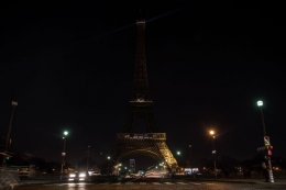 Aksi Solidaritas Paris untuk Aleppo dengan mematikan lampu Menara Eiffel. Source: The Star Online