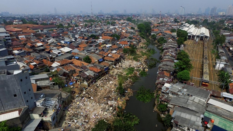 Pembongkaran bangunan di tepi Sungai Ciliwung di Kampung Pulo, Jatinegara, Jakarta Timur | KOMPAS