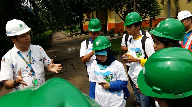 Sebagai Kepala Instalasi IPA Cilandak, Rizky Darmadi dengan sabar dan humble memandu kami seluruh kompasianer untuk menjelahi wilayahnya. Kunjungan Visit PALYJA ke IPA Cilandak dilakukan pada Rabu, 07 Desember 2016. Foto: Arum Sato