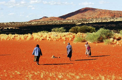 Di tengah gurun ini wanita aborigin menghasilkan karya batik nya yang indah dan penuh imajinasi. Sumber : www.studiointernational.com