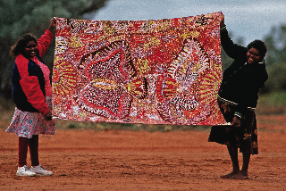 Mereka bangga memamerkan batik berbahan sutra karyanya. Sumber: news.aboriginalartdirectory.com