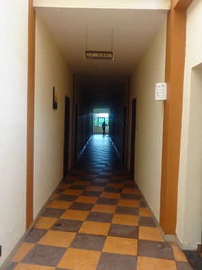 Lorong menuju kamar tempat saya menginap, tempatnya paling ujung. Di kawasan ini merupakan “Non Smoking Floor”