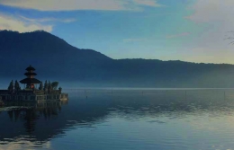 Ket : Pesona Biru pagi Danau Bratan dari atas bukit|Dokumentasi pribadi