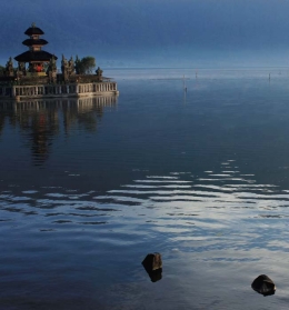 Ket : Pesona Blue Morning Danau Bratan saat matahari terbit| Dokumentasi pribadi
