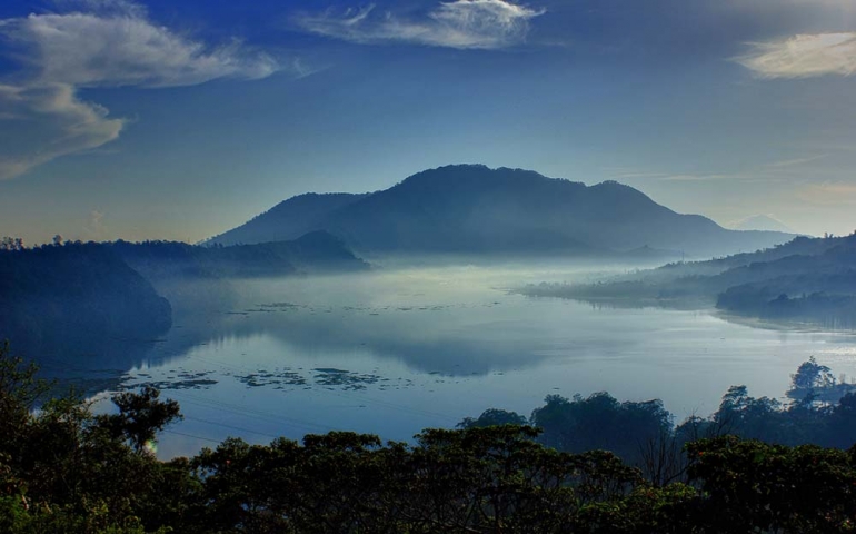 Ket : Nuansa biru pagi yang memberikan kesan tenang dan damai di Danau Tamblingan dengan refleksi perbukitan| Dokumentasi pribadi