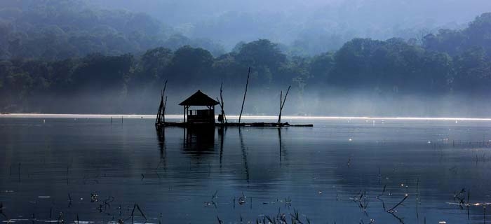 Ket : nuansa biru yang masih berkabut di Danau Tamblingan|Dokumentasi pribadi
