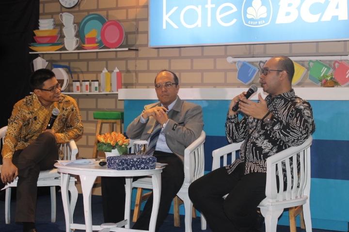 Dua Narasumber Cafe BCA sedang memberikan pemaparan terkait economy outlook 2017 (sumber : Rushan)