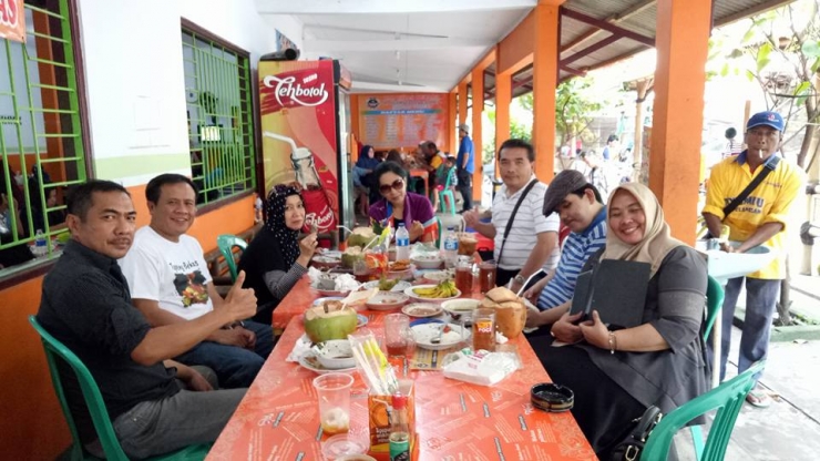 Menikmati kuliner Betawi bersama teman / foto Aris Heru Utomo