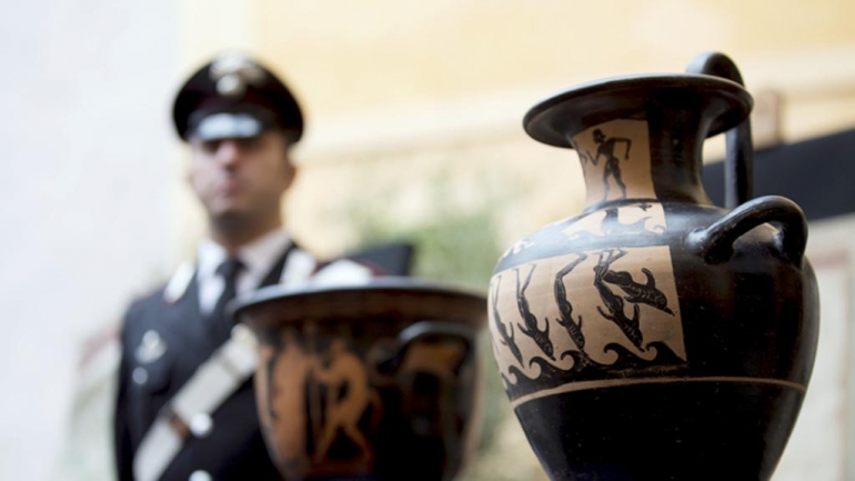 Vas kuno asal Italia yang dikembalikan oleh pemerintah AS (Sumber: print.kompas.com)