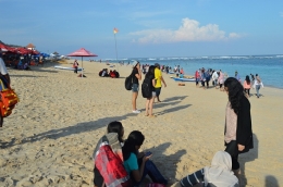 Payung pantai yang banyak terdapat di pinggir pantai sambil menikmati es kelapa muda (dokpri)