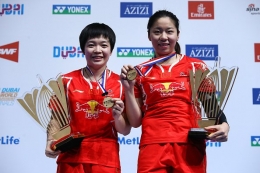Ganda putri Tiongkok, Chen Qingchen/Jia Yifan di podium tertinggi Dubai World Superseries Finals 2016/@BadmintonUpdates