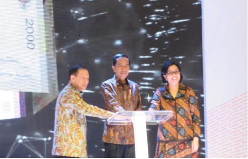 Presiden RI didampingi Gubernur BI (kiri) dan Menteri Keuangan (kanan) meluncurkan uang NKRI emisi 2016. (Foto; Dok. Bank Indonesia)
