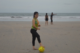 Sensasi bermain bola di Pantai Kuuta (dokpri)