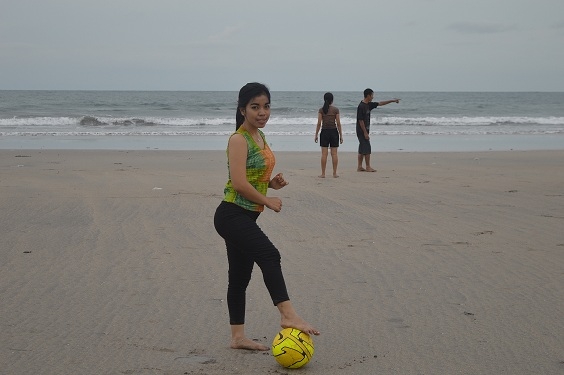Sensasi bermain bola di Pantai Kuuta (dokpri)