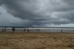 Awan hujan yang semakin menebal di atas pantai Kuta (dokpri)