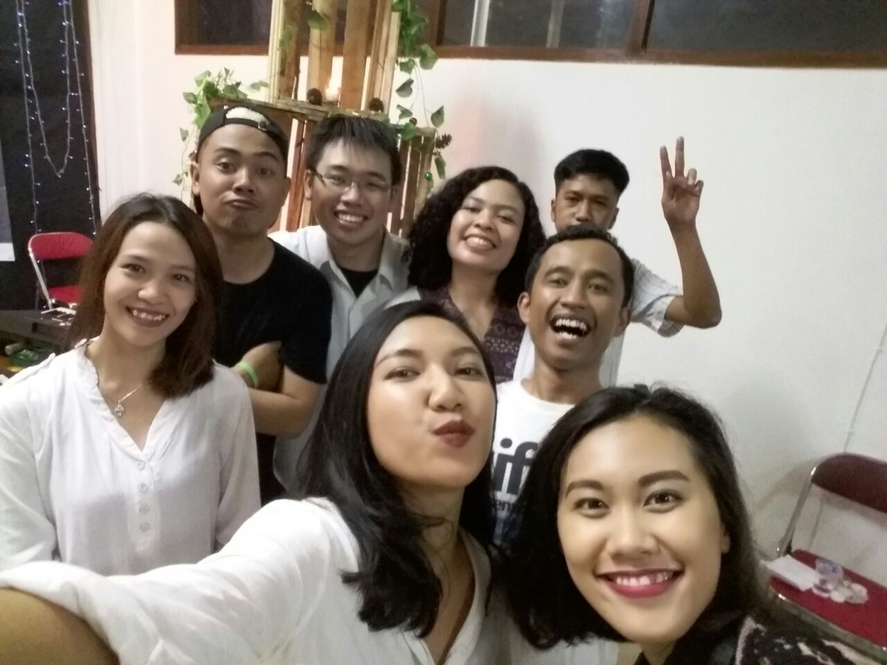 sumber gambar WA Group/dok pri/berselfie ria sehabis acara/salam dua jari/salam buat pak Ahok, eh natal jangan dibawa-bawa ke politik, sorry-sorry hehe