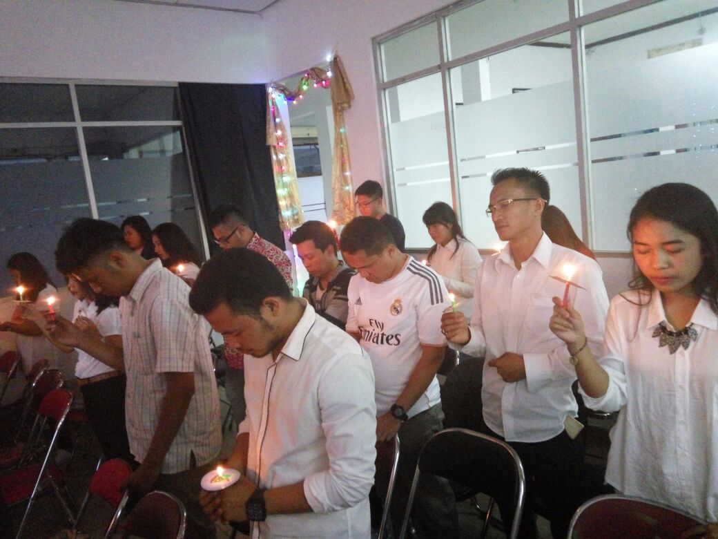 sumber gambar WA group/dok pri/Menyanyikan lagu Holly night sembari menghidupkan lilin, ini nih moment natal yang selalu ditunggu-tunggu