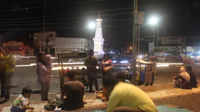 terlihat kegiatan malam di tugu. (dokumentasi pribadi)