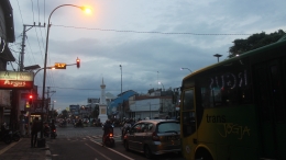 suasana tugu menjelang malam (dokumentasi pribadi)