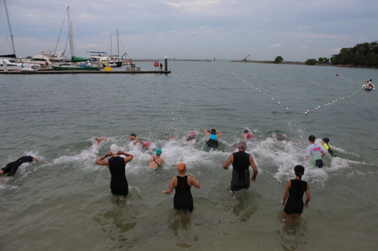 Aktivitas renang di lakukan di Laut Nongsa Point Resort Marina di acara Trifam Sprint Triahtlon 2016